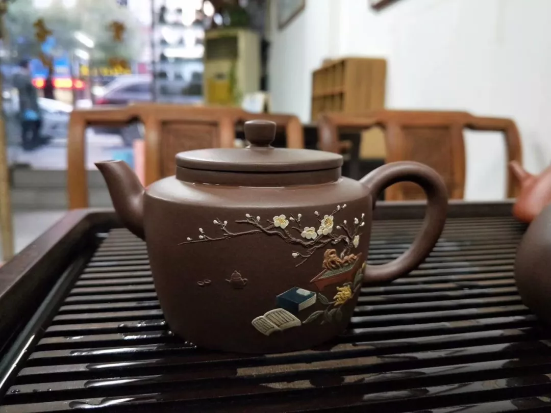 笔筒：紫砂壶：以泥为墨的紫砂泥绘艺术