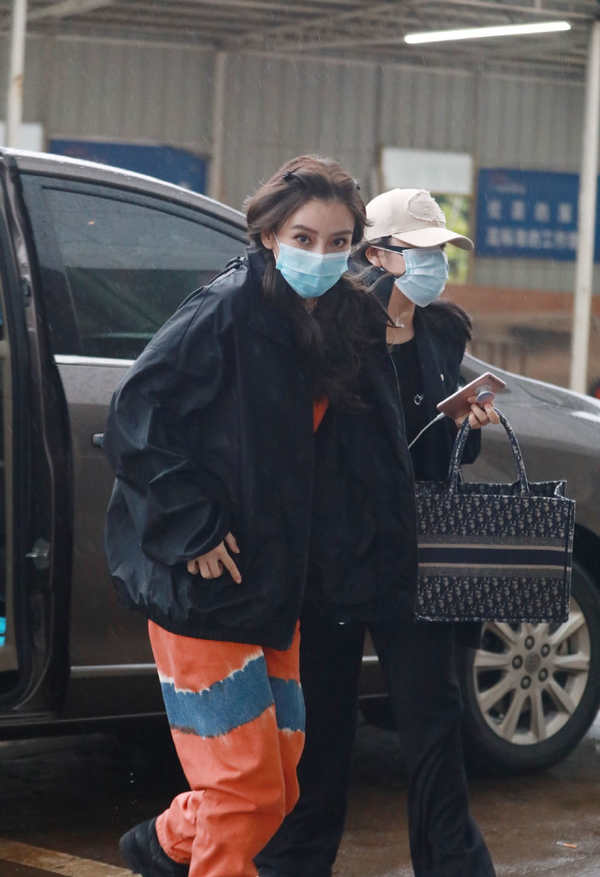 Angelababy@杨颖复工上下班私服,橙色裤配马丁靴,3岁娃妈梳双马尾太嫩了