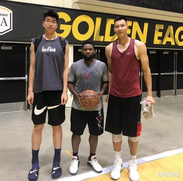 姚明@男篮的“下一个姚明”？17岁穿拖鞋比阿联还高，天赋身材不输姚明