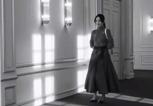 郑爽|郑爽被爆当妈！前两天还穿抹胸黑裙拿代言，如今Prada股价却狂跌