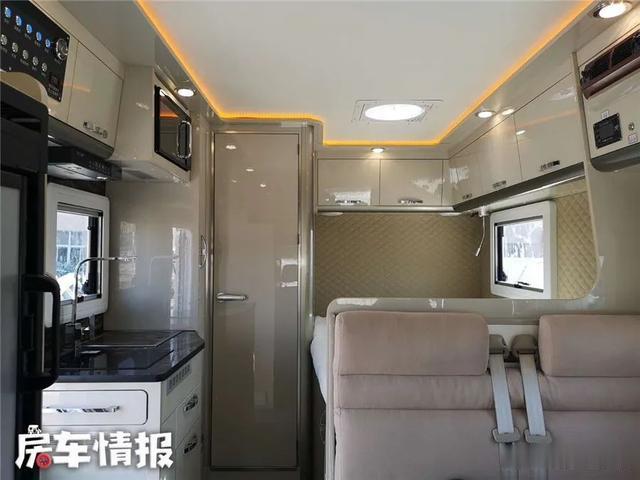 「依维柯房车」适合一家4口的依维柯房车，配3.0T+8AT有3张大床，全家睡挺舒服