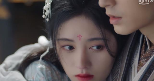 鞠婧祎|鞠婧祎脸垮了？新剧中鼻尖疑似穿孔，看到“硬币下巴”扎心了