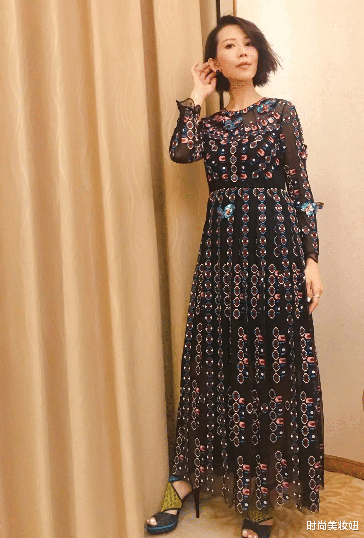 「穿衣搭配」又被蔡少芬惊艳了，穿白色露脐装配半身裙，剪短发高级又优雅