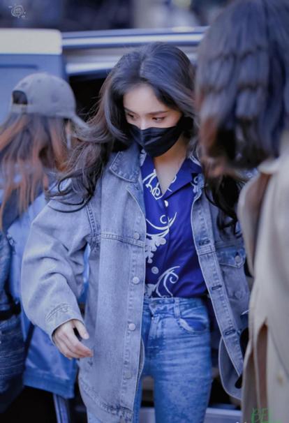 杨幂@杨幂什么时候才停止扮嫩！穿粉旗袍扎双马尾现身，藏不住的韵味