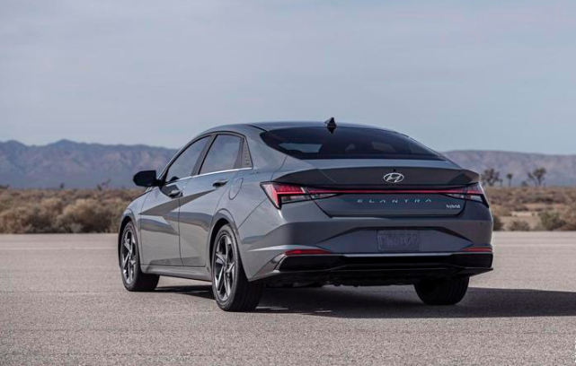 [现代伊兰特]又一款轿跑即将入华！颜值比奥迪A7还帅，仅售10万，思域地位不保