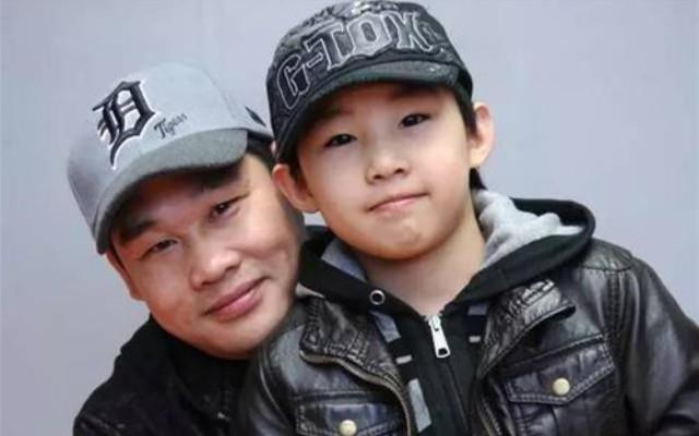 周杰伦|9岁搭档周杰伦春晚走红，父母卖房供他发展，今沦为路人活成这样