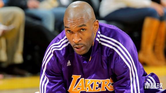 「史密斯」力压加内特当选NBA状元，却被暗箱操作毁掉生涯，如今几乎破产