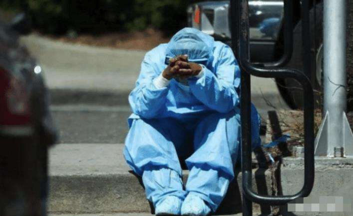 美国@美国确诊超168万，疫情崩盘引发连锁反应，特朗普突然下达死命令！