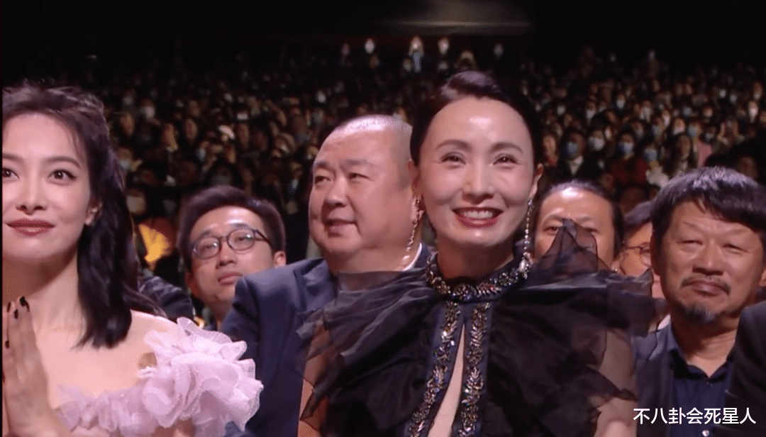 颁奖礼|金鹰颁奖礼显寒酸，台下明星坐得很拥挤，刘涛几次嘴瓢靠何炅救场