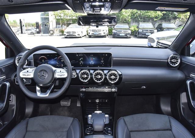 奔驰A级▲奔驰这是清库存吗？21.1W降到14.6W，4月份卖出5433辆！