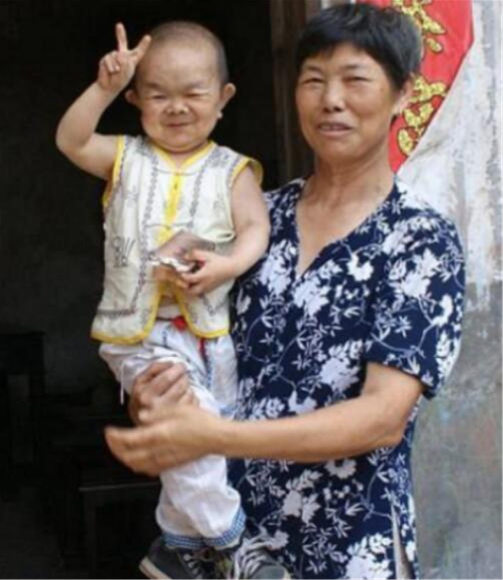 晓君侃史|四川“矮哥”高76厘米，只抽好烟，母亲因他40多年不改嫁