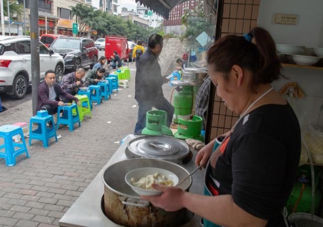 牛奶|最“寒酸”面馆,露天就餐,吃面要先抢位子,一天卖了800多碗!