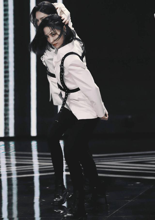 短发▲短发佳人许佳琪，你以为是个清纯小学妹，不，她是酷帅“黑白杀”