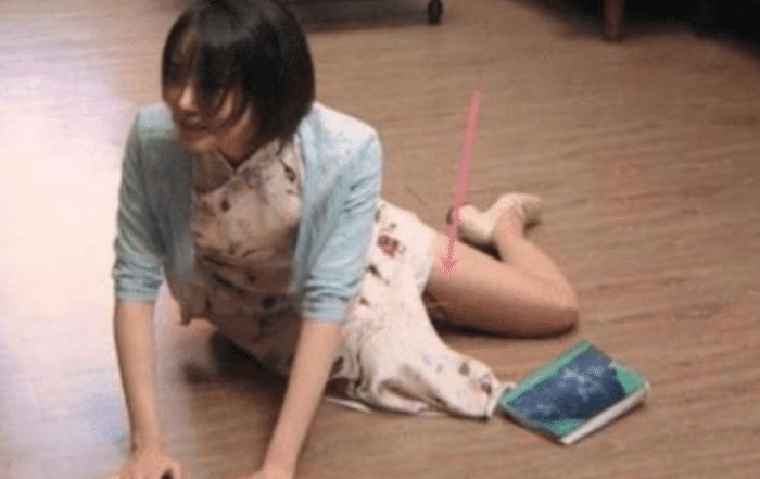 『唐艺昕』女演员拍戏太投入，忘记旗袍是开衩的，这东西露出来太尴尬了