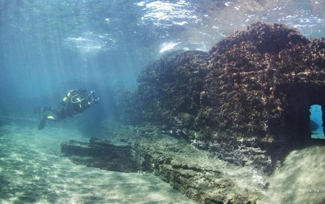 卫星|卫星发现海底大型建筑,犹如现代“机场”,是何人修建?