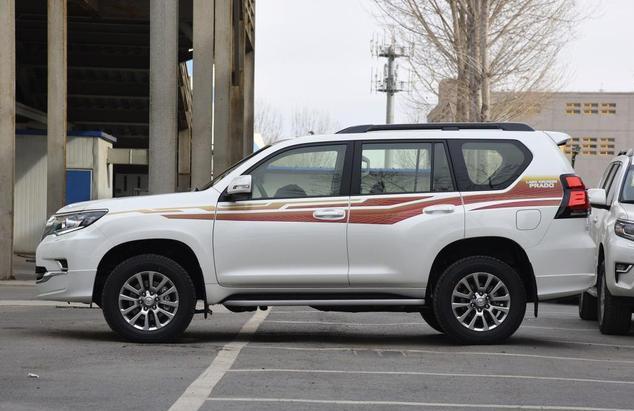 #丰田普拉多#月薪8000，养一辆丰田普拉多压力很大吗？一年多少花销？