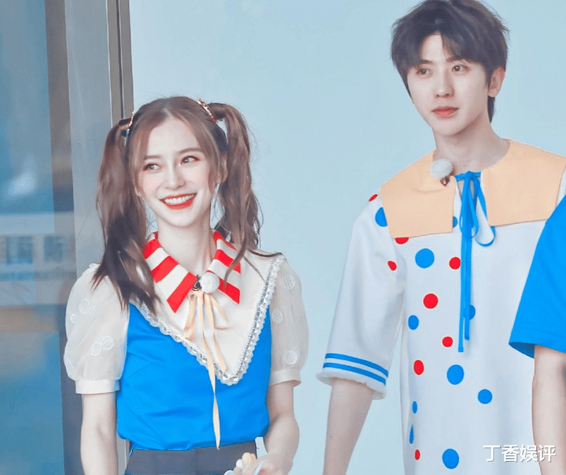滤镜@《奔跑吧》路透图，失去瘦身滤镜效果后，baby的腿我没眼花吧？