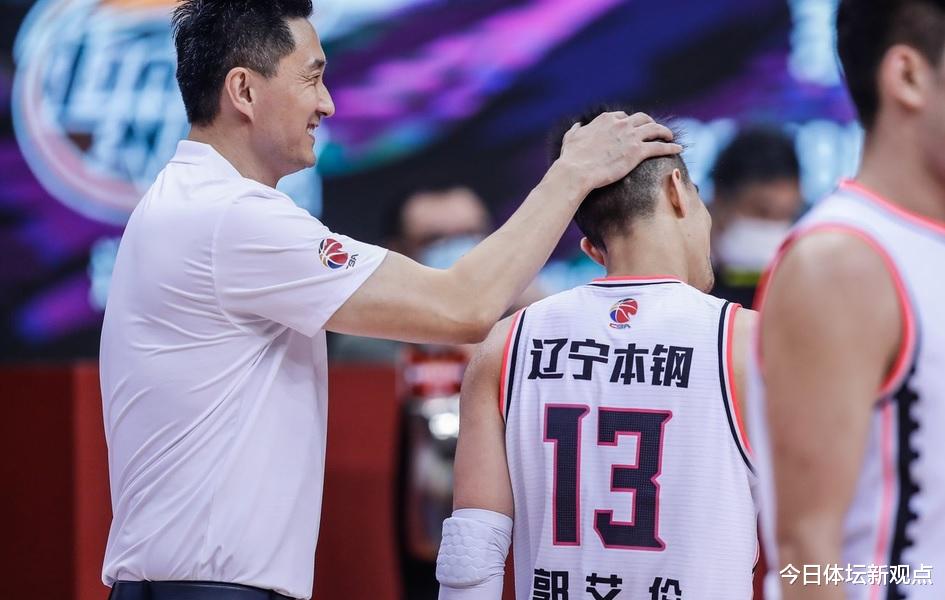 郭艾伦|CBA神奇一幕！最后2秒，赵继伟无奈甩锅郭艾伦，2秒后球场沸腾了