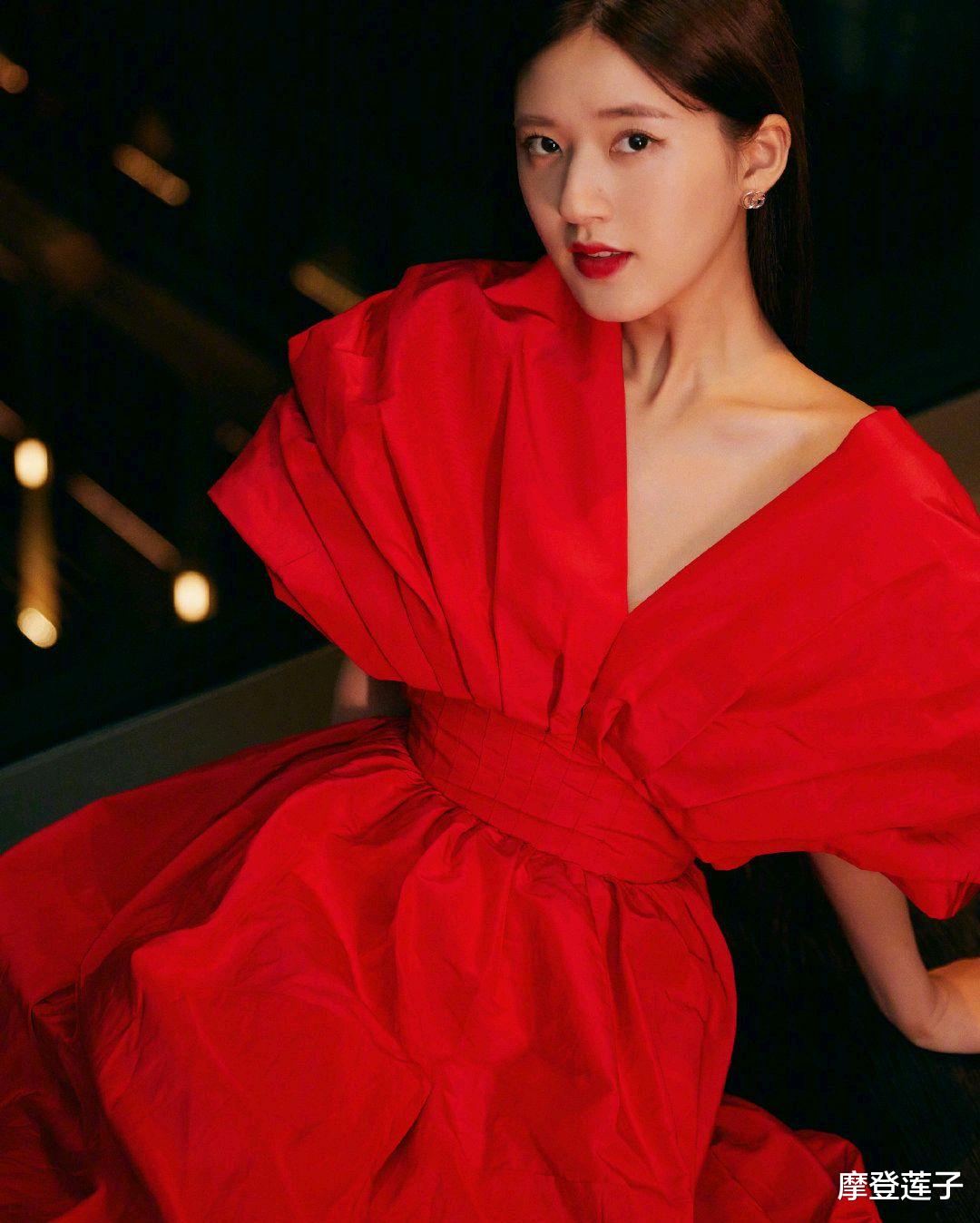 劉詩詩沙灘照好驚艷，身穿紅色雪紡連衣裙，美成一道亮麗的風景線-圖9