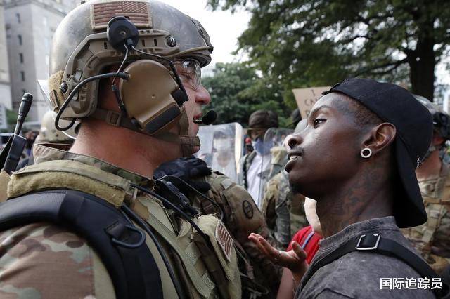 炸弹袭击@又乱套了，美军士兵引爆炸弹袭击警察，与警察展开“激战”