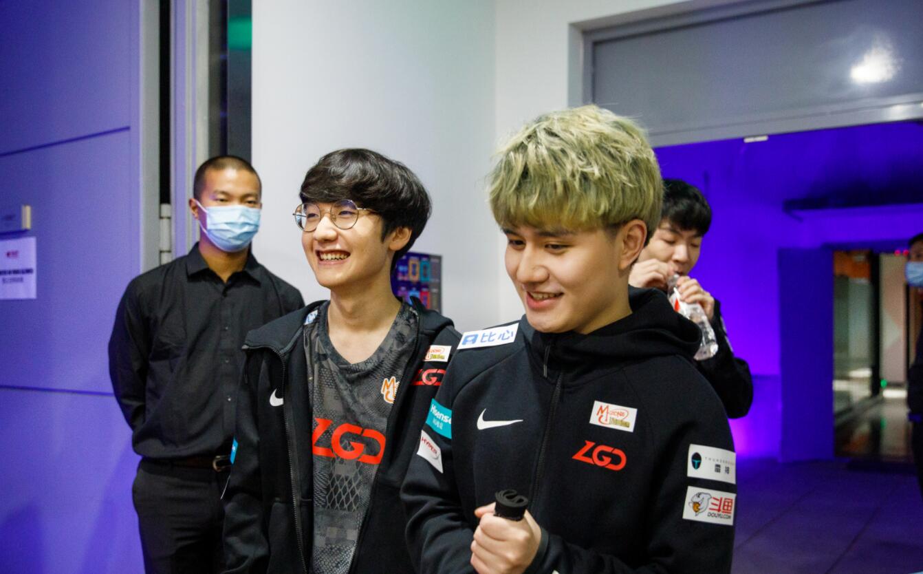 LGD|小花生“假赛事件”实锤？带崩狼行让LGD被淘汰，这操作太离谱！