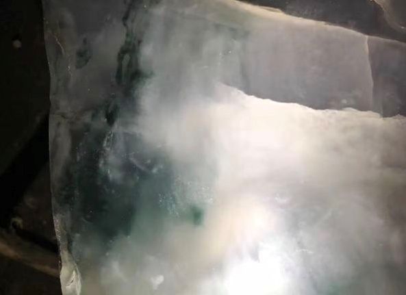 「翡翠」价值千万的翡翠赌料，切开裂的一塌糊涂，经大师之手竟起死回生！