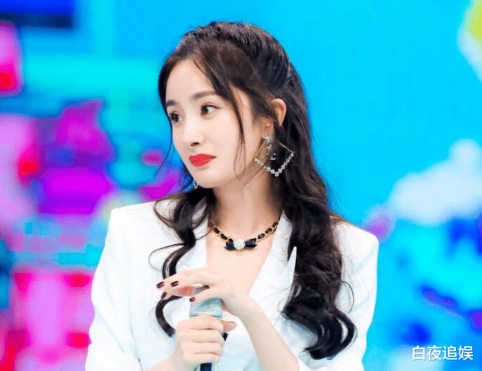 杨幂|杨幂为何总是露额头？当她戴“齐刘海”假发时，瞬间就明白了