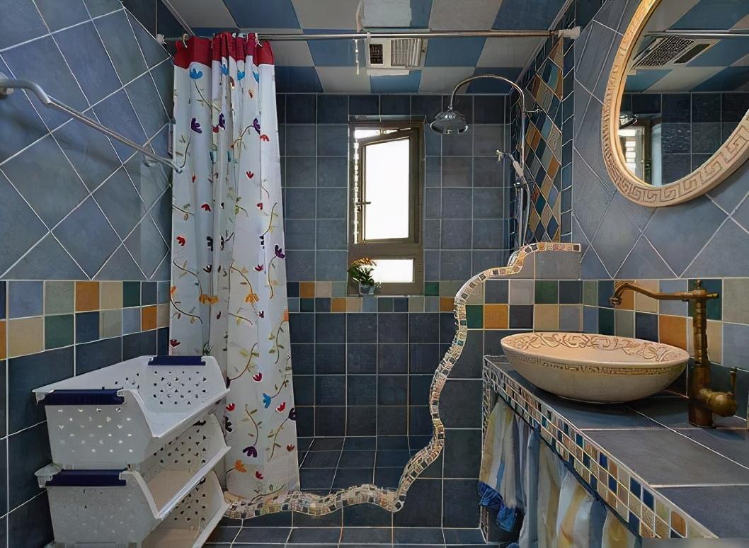 |去亲戚家做客，他家卫生间竟砌了半堵墙，看着就像个澡堂子！