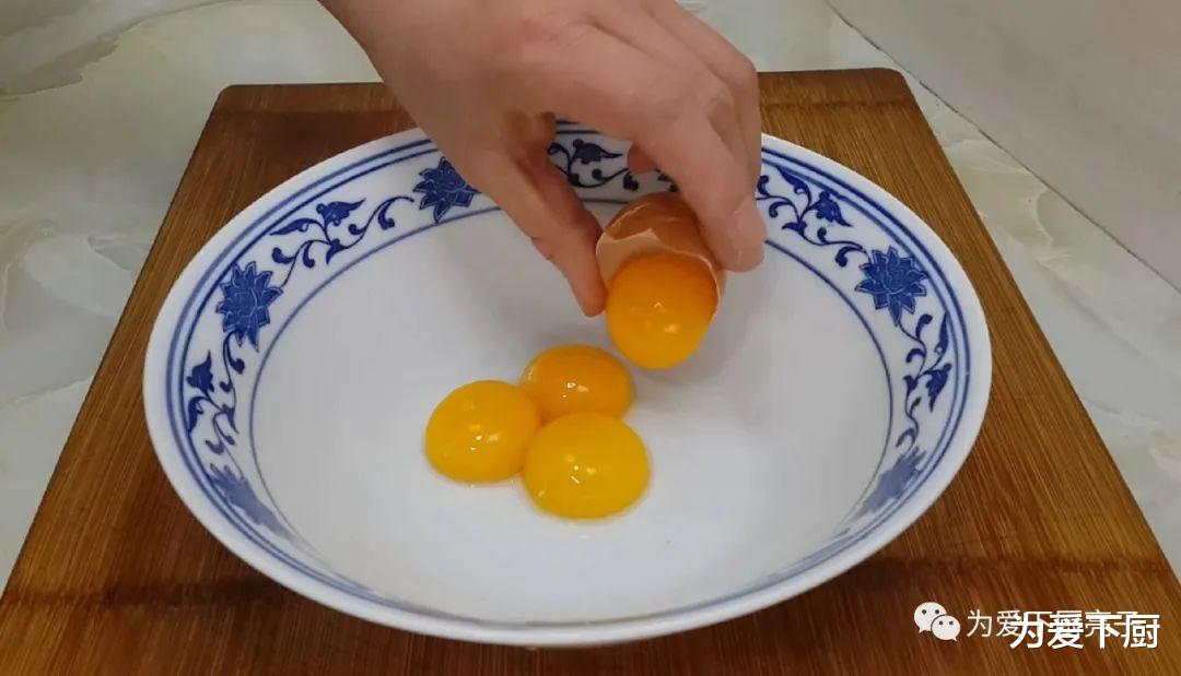 『雪糕』4个鸡蛋，1袋牛奶，冰箱里一放，做出特色雪花，吃过就念念不忘