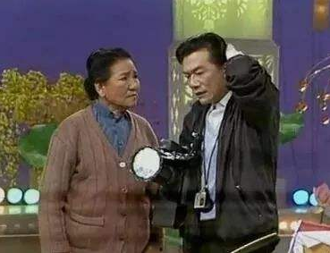 #宋丹丹#1989年宋丹丹首登春晚,英达父亲为何评价为“拿肉麻当有趣”