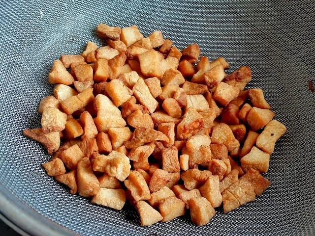 猪油渣|“猪油渣”到底能不能吃?听听营养专家怎么说,原来很多人都不懂