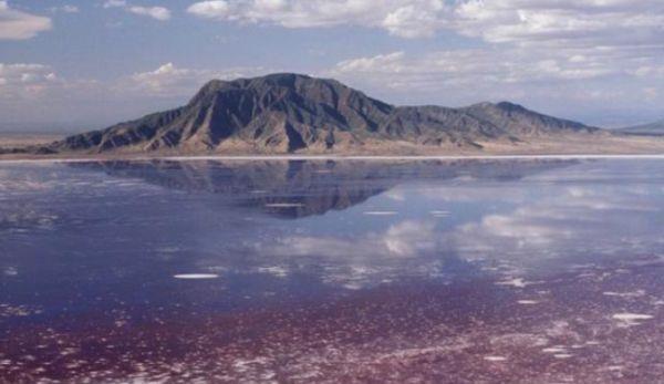 ▲世界上最恐怖的湖泊：水呈滴血红色，生物触碰立刻变“僵尸”