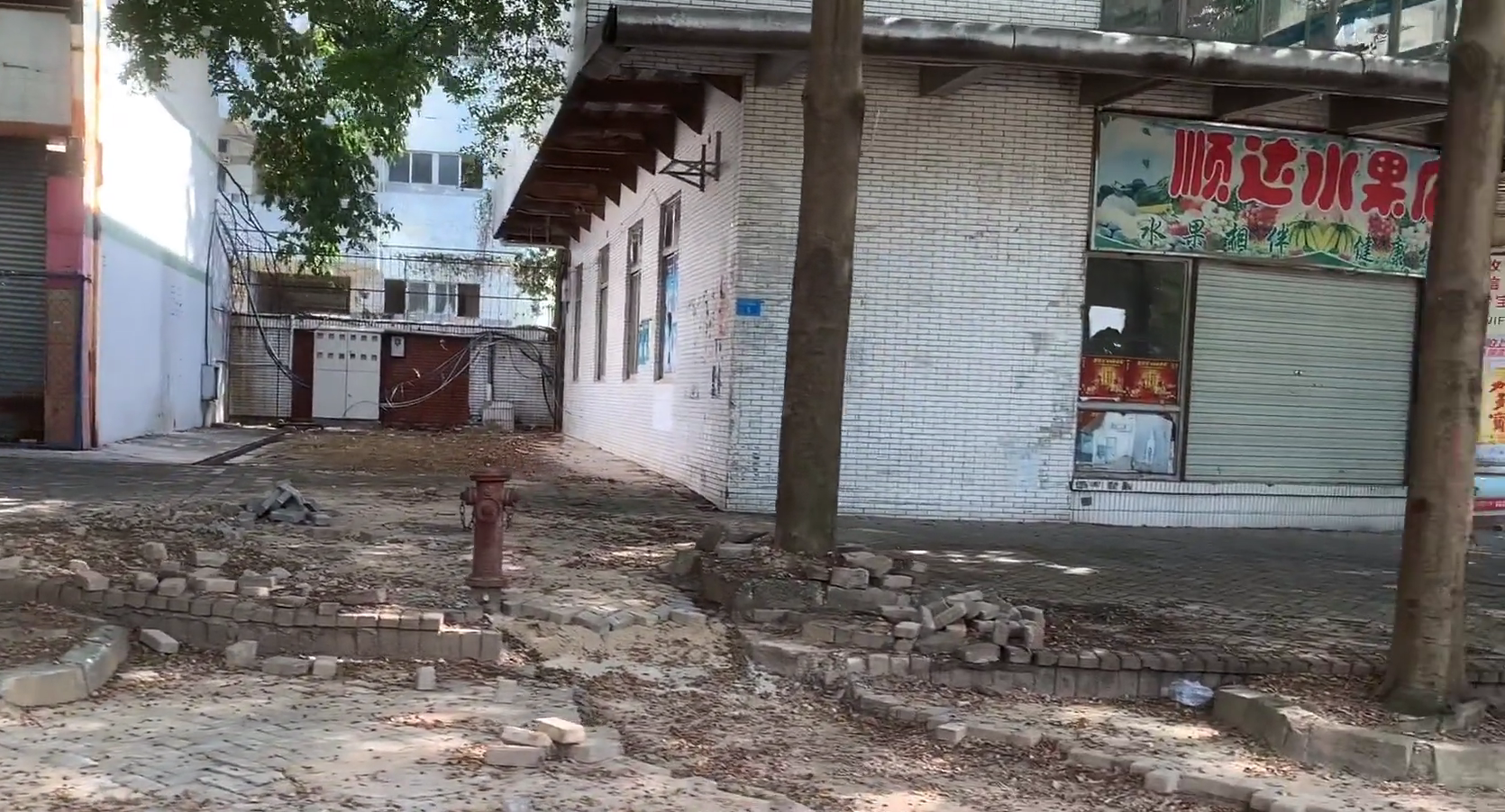 东莞|东莞某镇15万人工厂搬离,留下大量空荡荡店铺,房租被迫大降价