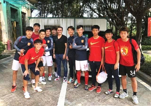 「广州恒大」本土青训招牌！00后小将集体亮相恒大一线队，风头盖过外援球星