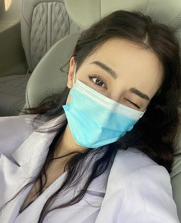 迪丽热巴|迪丽热巴晒房车自拍，有谁注意左上角的矿泉水，原谅我没见过世面