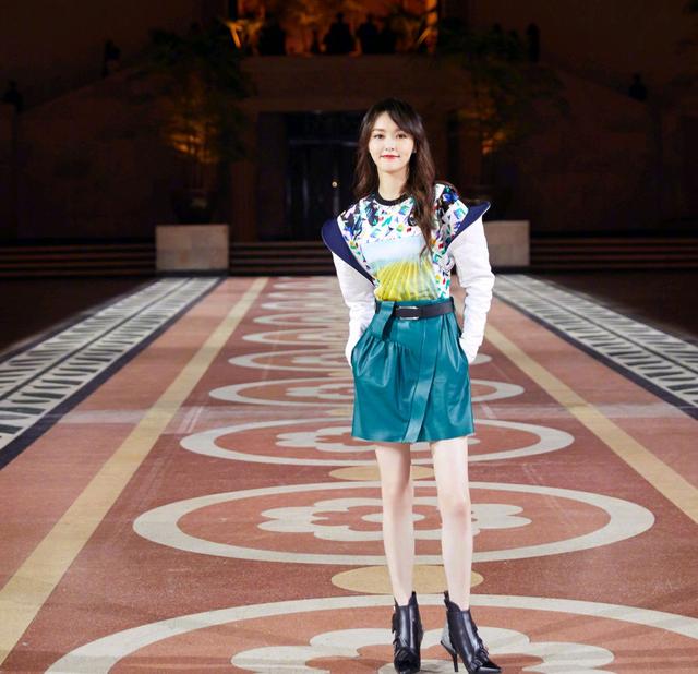 护肤品@唐嫣的发型“炸了”，一头棕色的微卷长发，这腰也太细了吧