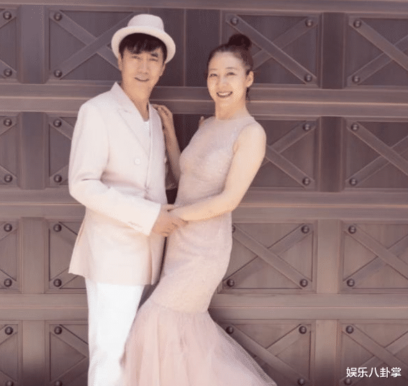 范明|56岁范明近照，恩爱23年的女富豪老婆，原来是我们熟悉的她