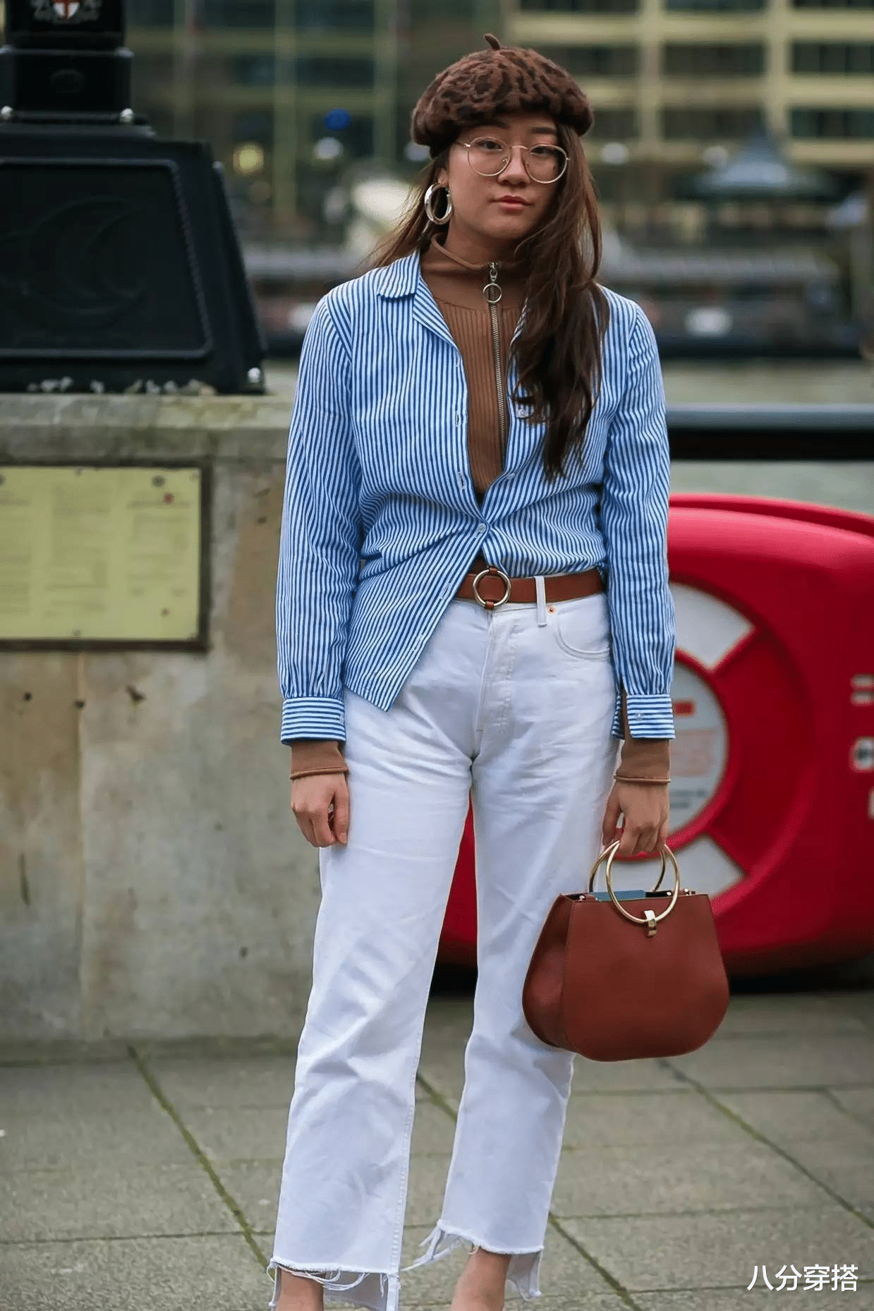 t恤|许晴连吃个派都好时髦,穿条纹T恤配背带裤,配套条纹发带太讲究