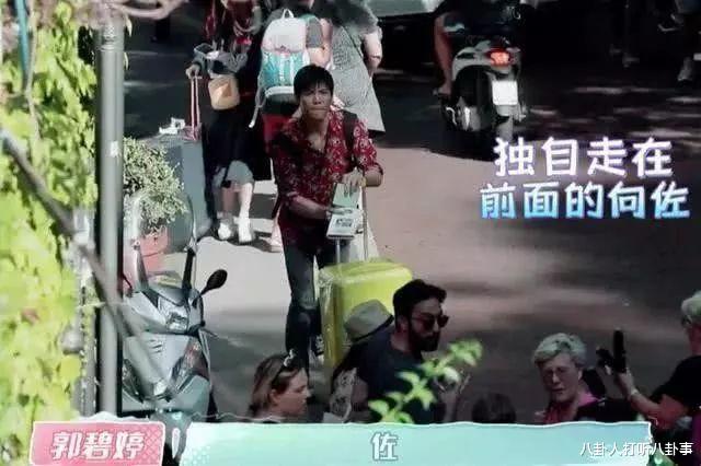 「郭碧婷」婚后现原形?郭碧婷穿长裙被向佐粗暴拉扯,跪地换拖鞋态度太卑微