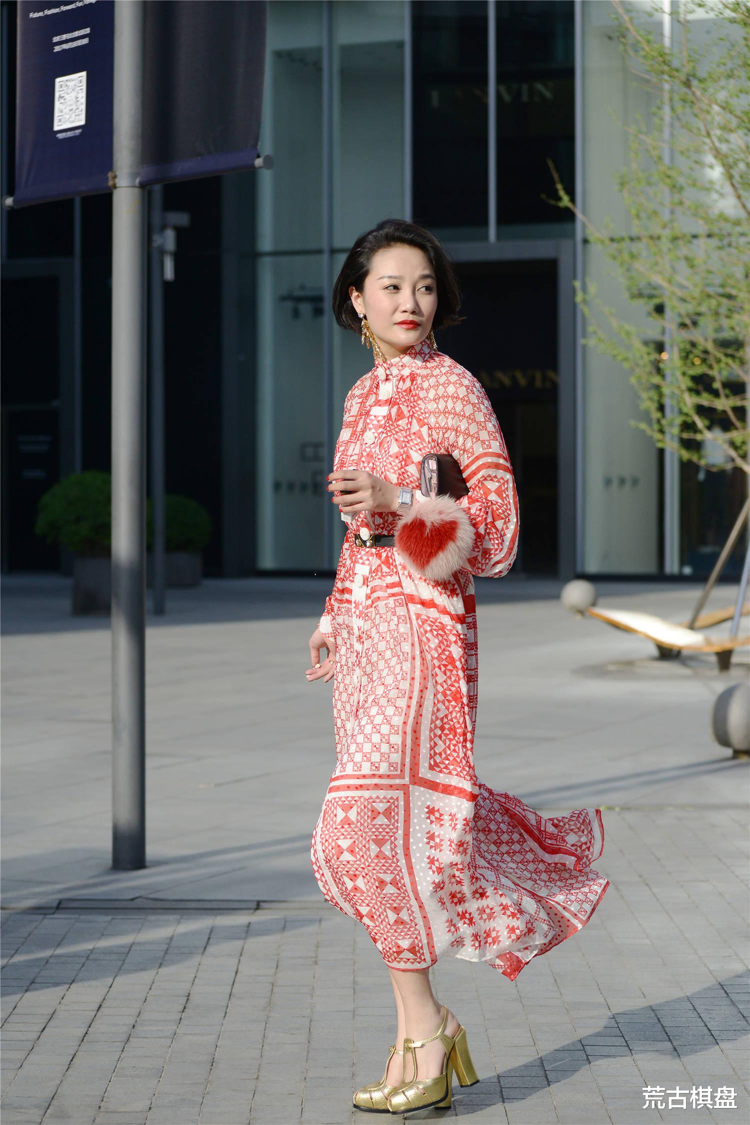 「穿衣搭配」穿着长裙,搭配一双金色粗高跟凉鞋,短发更显精致