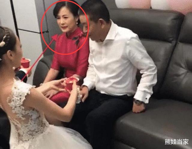 熊娃当家|“最美丈母娘”火了,风韵十足艳压新娘,网友调侃:新郎压力大吗