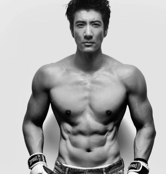 王力宏|44岁王力宏半裸出镜大秀身材，一周健身六次，肌肉碾压90%私教