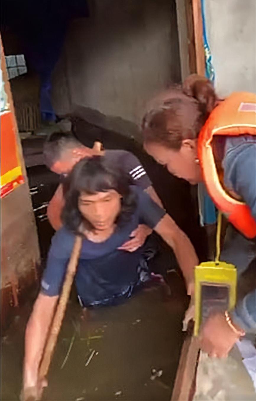 睹图|洪水期间2名智障男子为不让父亲被水淹，俩人在水里浸泡11天