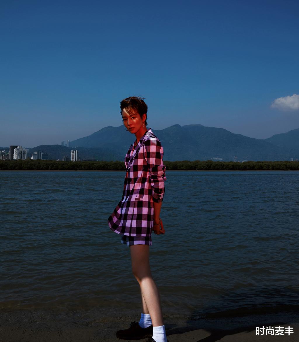 短发■张钧甯短发也太惊艳了，配格子外套站海边，帅气得像换了个人