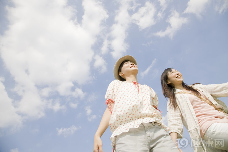 『长寿』走路是“天然长寿药”,每天坚持走一走,4个好处自然来