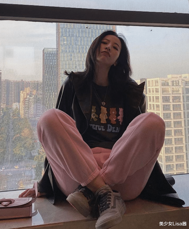 【穿衣搭配】肖战唯一的“女闺蜜”太绝!往范斯鞋底抹“口红”,还能引爆潮流