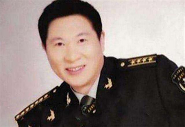 女孩|入戏太深！无业游民冒充军人行骗15年，被捕后：难道我不是少将？