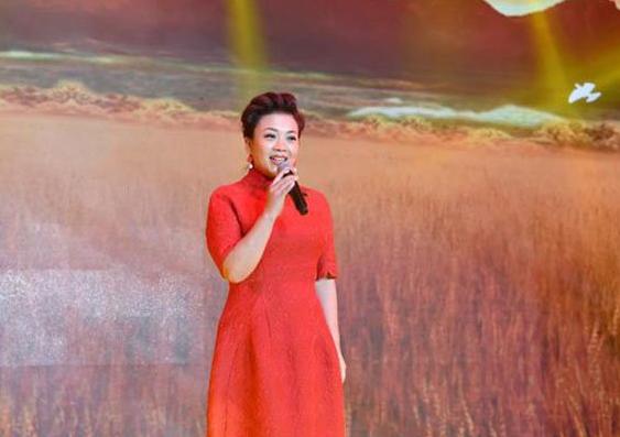 「李谷一」她是国家一级演员也是李谷一女儿，25次登央视春晚，现52岁仍未婚