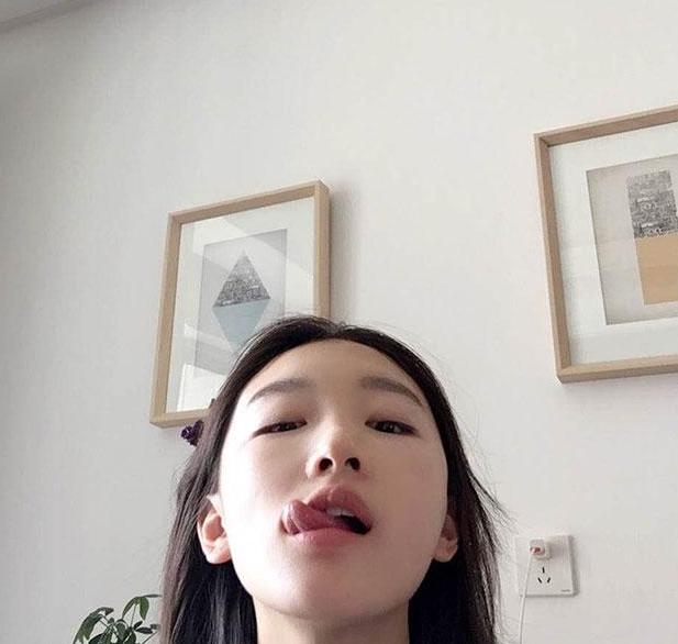 |晒晒周冬雨住的房子，家里鞋柜都放不下，高跟鞋只能一排放在客厅