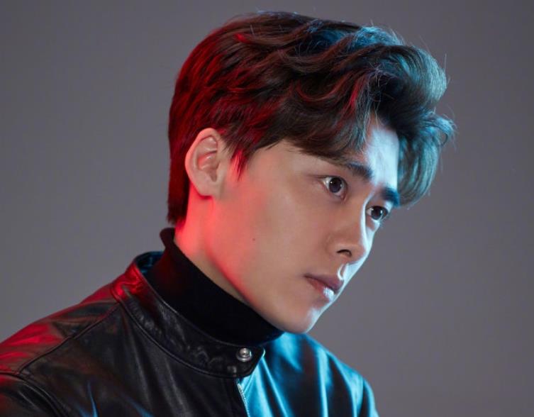 李易峰|《镜双城》官宣杀青，李易峰稳居c位，诸多老戏骨加盟！